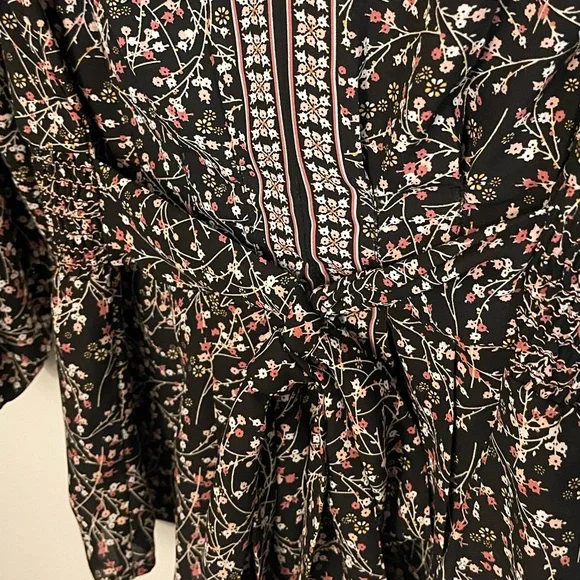 NWT Max Studio Floral Wrap front Top Blouse.  Size Large - Picture 3 of 5